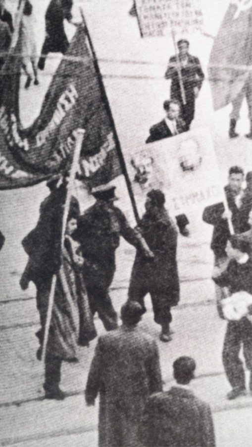 Mikhs-Dekemvriana-shmaia.jpg
